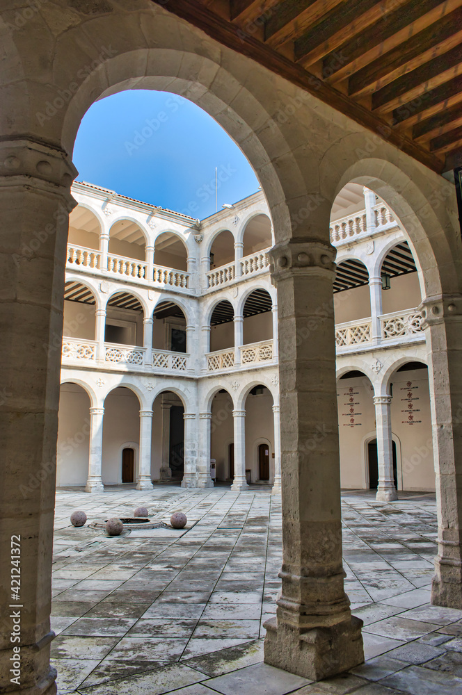 Columnas y arcos bajo los soportales en el claustro del palacio Santa Cruz de Valladolid, de arquitectura renacentista