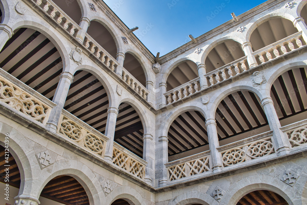 Galerías de estilo renacentistas en el claustro del palacio Santa Cruz de Valladolid