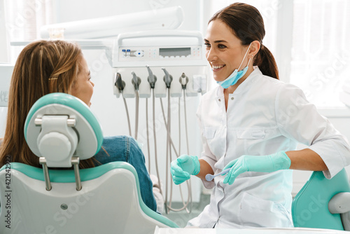 Obraz na płótnie European mid dentist woman smiling while working with patient