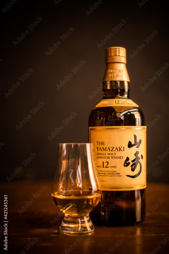 Foto de Yamazaki single malt Japanese whisky bottle and a