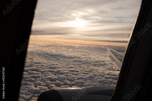 飛行機から見下ろす雲海と朝焼け