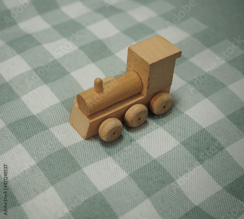 木製の小さな汽車のおもちゃ