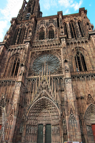 Façade monumentale de la cathédrale de Strasbourg.
