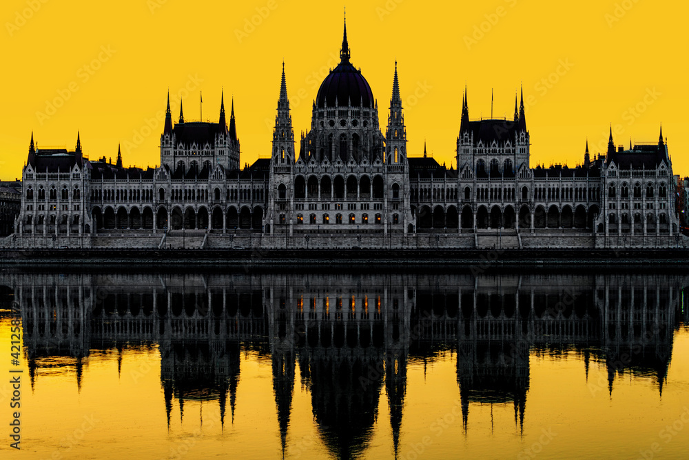 Obraz premium Morning view of Parliament building in Budapest, Hungary