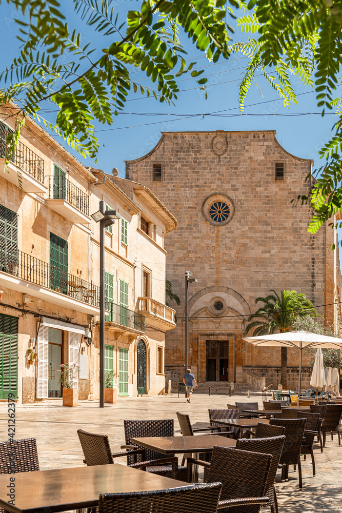 Deserted pedestrian zone by the church of Santanyi | Mallorca 5640