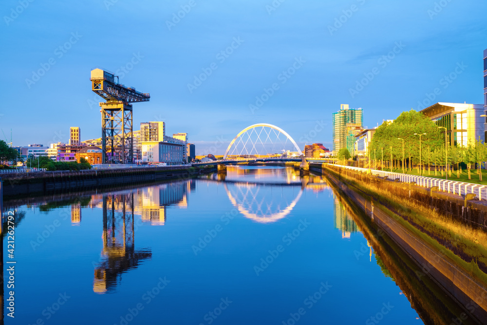 Obraz premium View of Glasgow, UK landmarks - Finnieston Crane and Squinty bridge at sunset