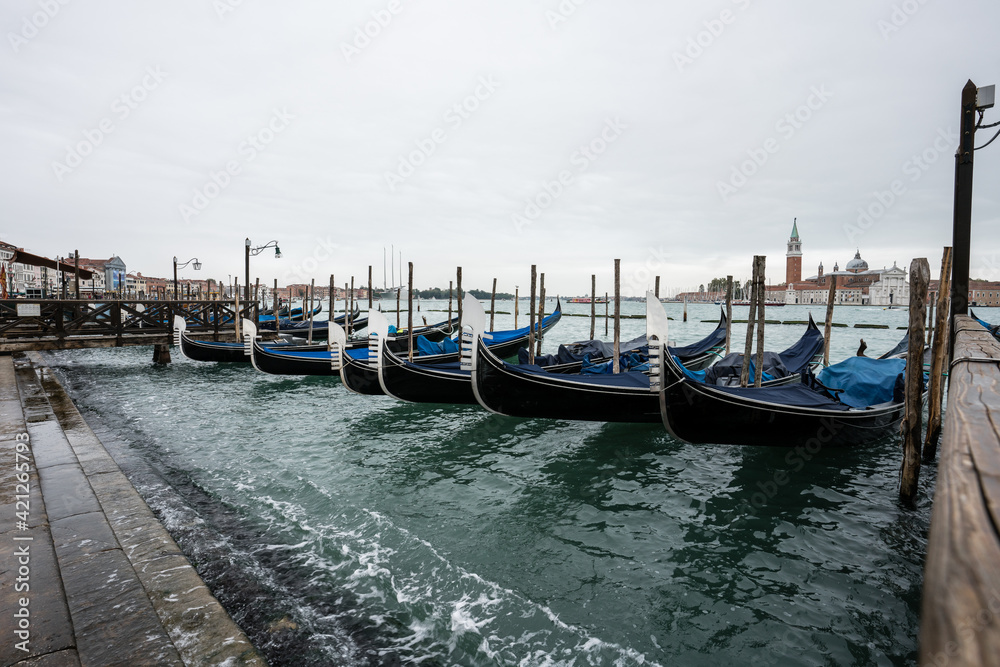 Parkierte Gondeln in Venedig