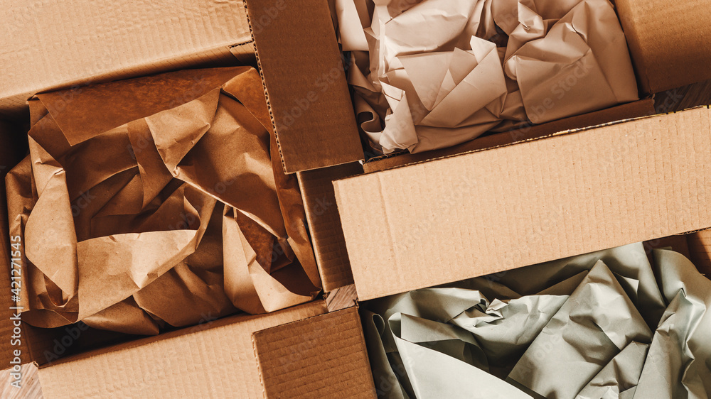 Cardboard boxes with crumpled paper inside for packaging goods from online  stores, eco friendly packaging made of recyclable raw materials Stock-foto  | Adobe Stock