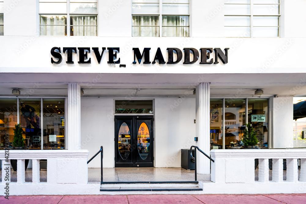 Fotka Miami Beach USA May 5 2018 Art Deco district of South Beach in Florida with shoes clothing store sign for Steve Madden on Lincoln road street in summer ze slu by