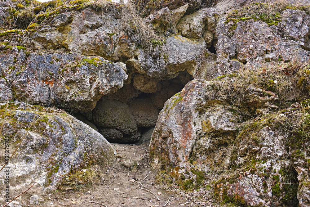 Kalktuffstein an der Oberen Wiesaz am Fuße der Schwäbischen Alb Kalktuffstein an der Oberen Wiesaz am Fuße der Schwäbischen Alb