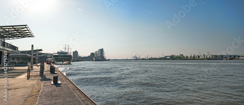 Hamburg Landungsbrücken am Morgen mit Blick auf die Elbe am Hafen - Katamaran von Hamburg nach Helgoland Panorama