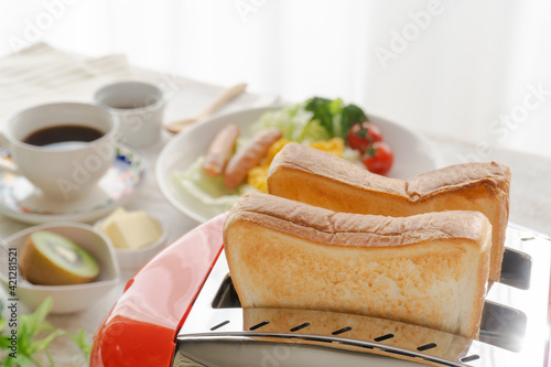 ポップアップトースターのある朝食風景