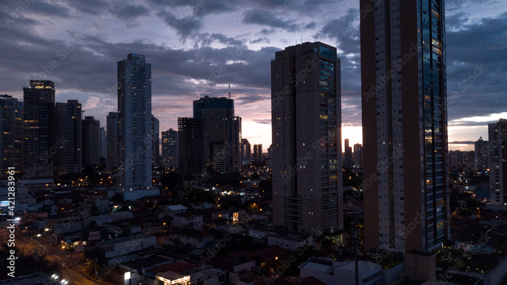 Obraz premium Sunset in big city Goiania, in Brazil. Skyline in dusk with skyscrapers. 