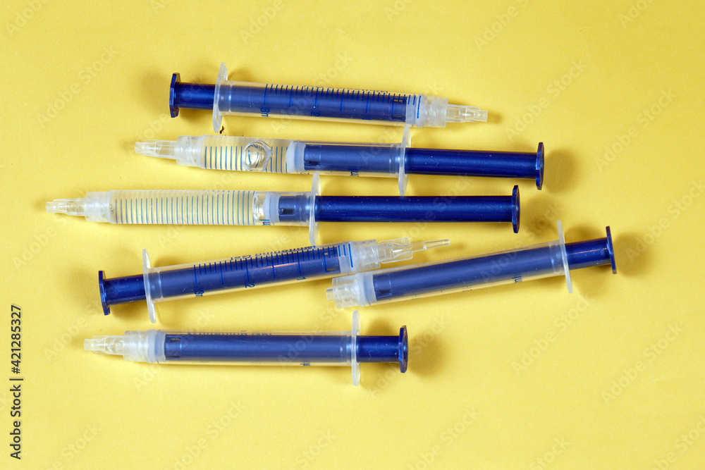 Fototapeta premium Plastic syringes full and empty