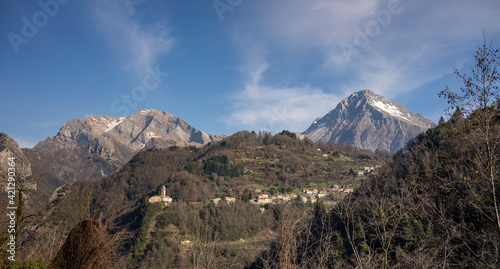 Parco Naturale Regionale delle Alpi Apuane, Toscana: il paese di Stazzema, sullo sfondo a destra il monte Pania, 1859 metri; sulla sinistra il monte Corchia, 1678 metri.