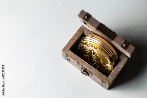 Baú de tesouro pirata com criptomoedas de ouro e prata Bitcoin isolados em fundo branco. Visão de cima. photo