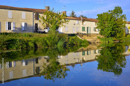 Damvix (85420) se reflète dans la Sèvre Nortaise, département de Vendée en région Pays de la Loire, France