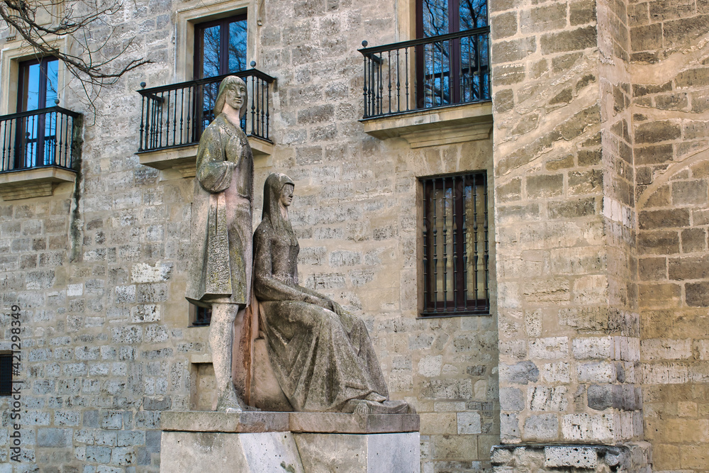 Escultura de los reyes católicos en los jardines laterales del palacio Santa Cruz de Valladolid