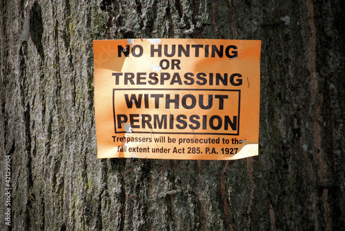 Quadro em tela A NO HUNTING OR TRESPASSING sign in the state of Michigan, USA.