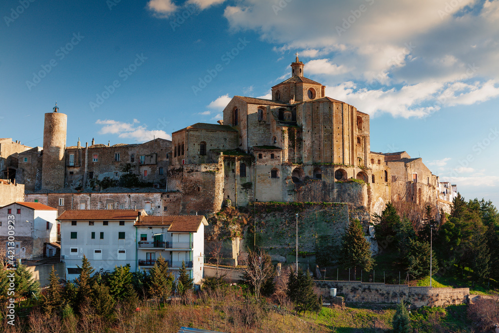 Irsina, Matera. Abside della Concattedrale di Santa Maria Assunta sullo sperone roccioso sopra il borgo.
