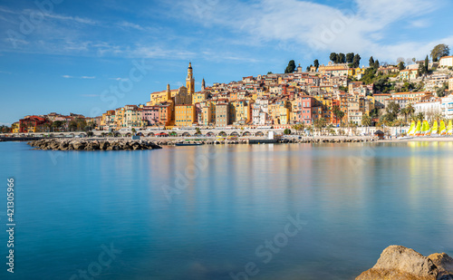 Matinée ensoleillée sur la ville de Menton au sud de la France