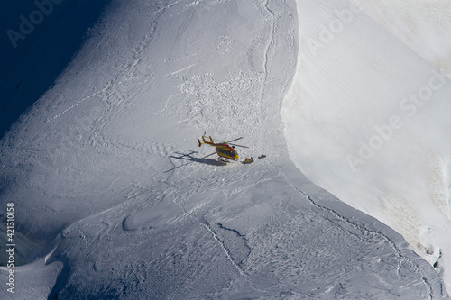 Hélicoptère de secours en montagne, dans le massif du Mont-Blanc, France photo