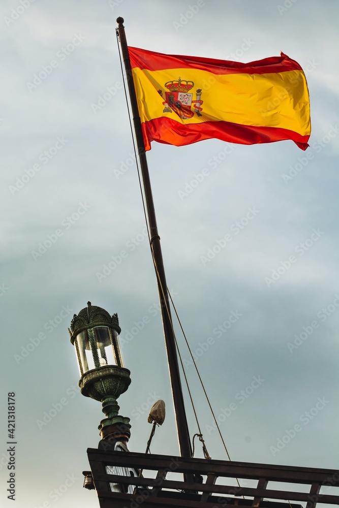 Linterna de popa y bandera del reino de España. Celebración día de la hispanidad