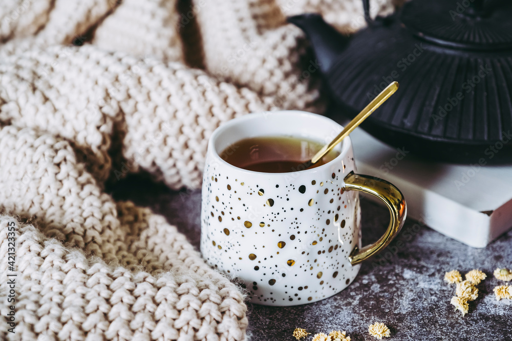 Tasse avec une infusion relaxante à la verveine et camomille