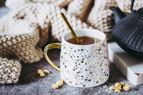 Cuadro en lienzo Tasse avec une infusion relaxante à la verveine et camomille