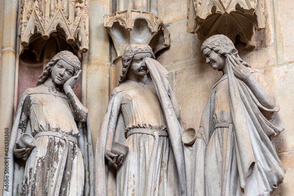 Deutschland, Sachsen-Anhalt, Magdeburg, drei törichte Jungfrauen, spätromanische Skulpturen in der Paradiesvorhalle des Doms zu Magdeburg