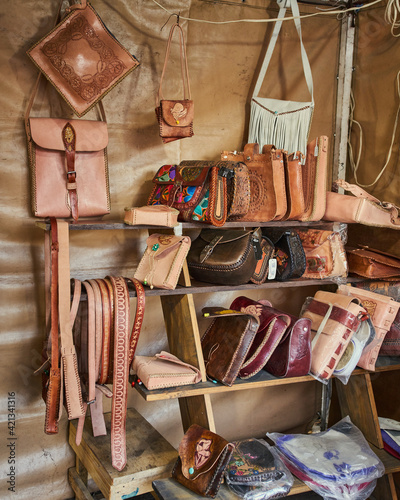 Bolsas de piel y cintos hechos a mano por artesanos de Autlan de Navarro