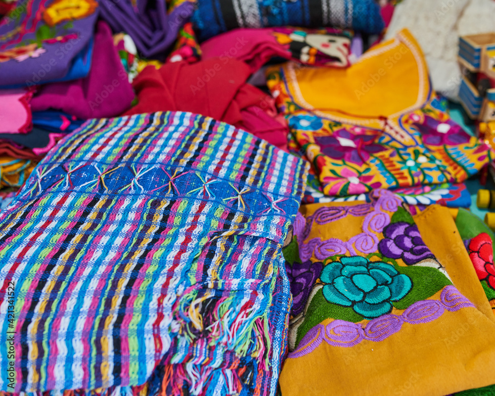 Blusa tradicional mexicana tejida a mano por artesanos de Autlan de Navarro Jalisco