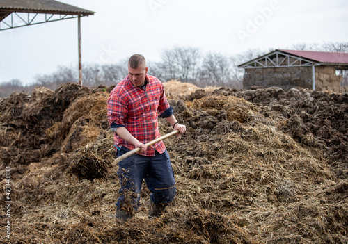 Foto Farmer working with natural manure on farm