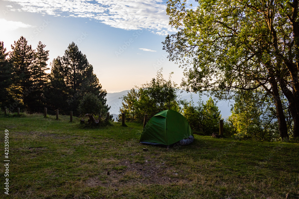 Tente de camping, bivouac, le matin
