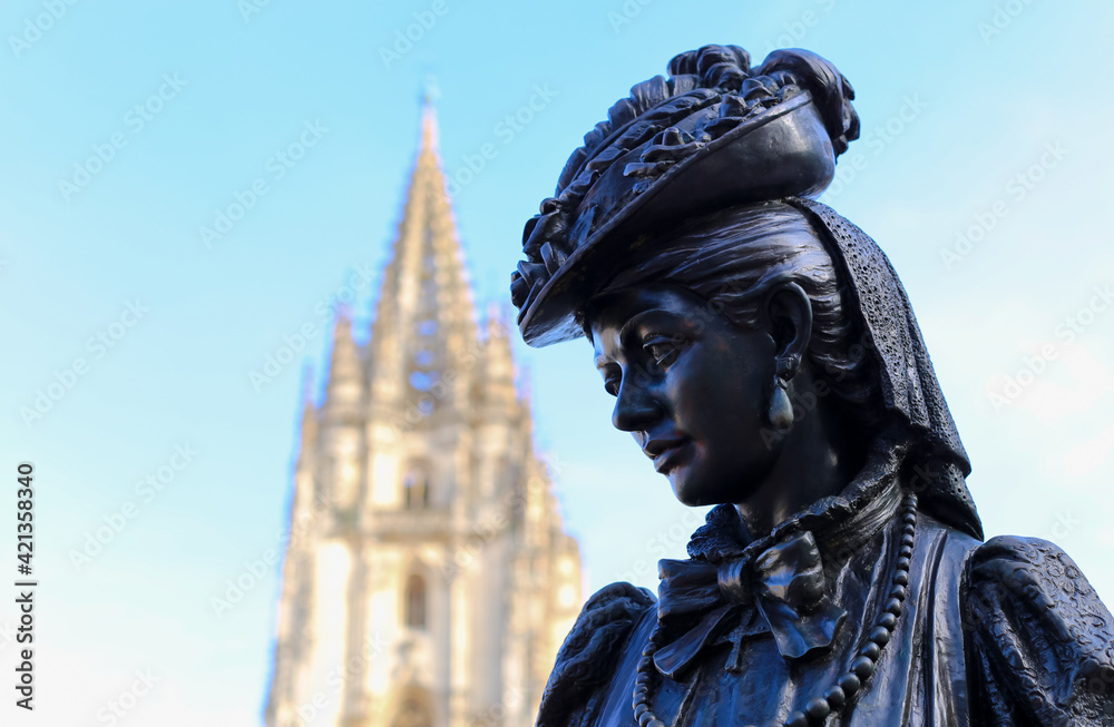 Obraz premium Statue and cathedral