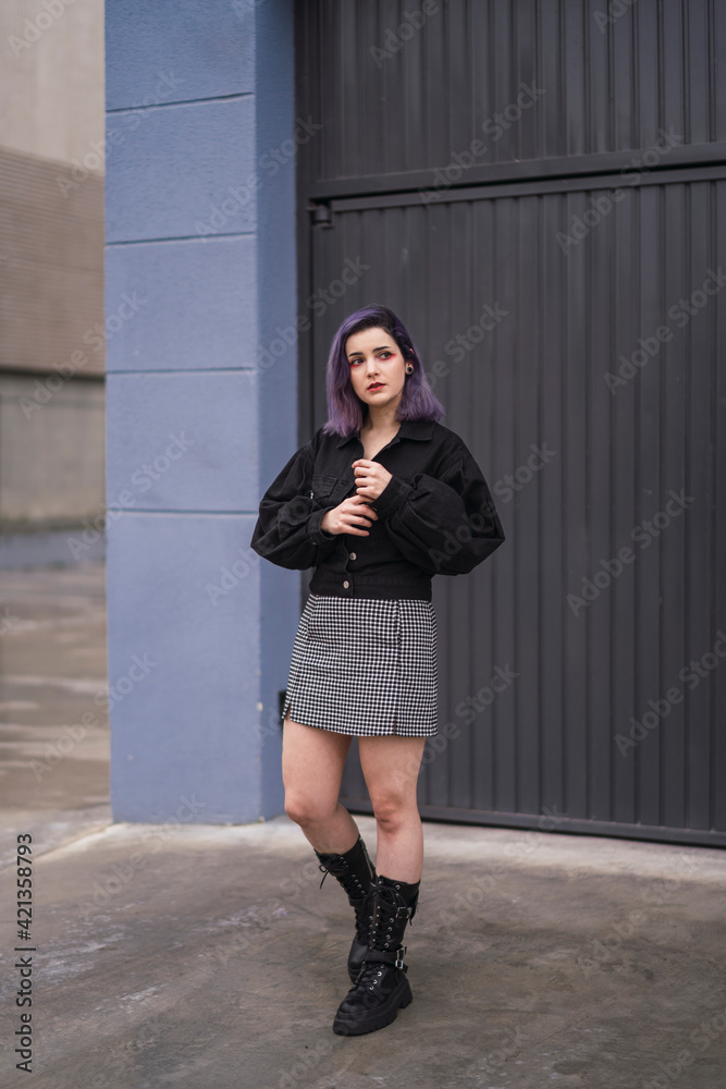 Chica con pelo morado interactuando con el smartphone y con la lluvia Chica con pelo morado interactuando con el smartphone y con la lluvia