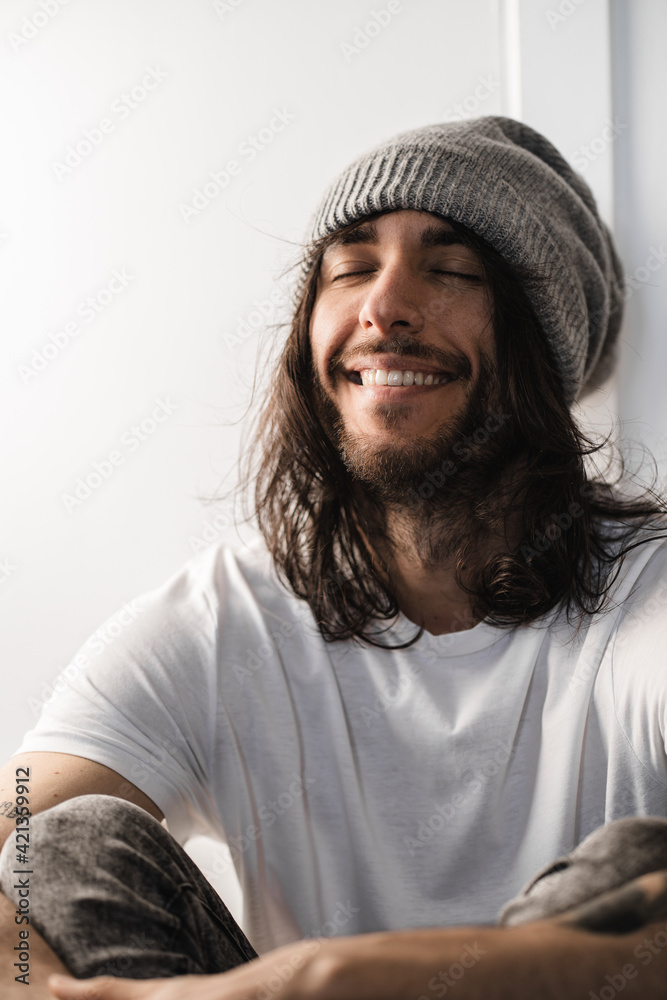 moda, estilo, belleza, guapo, barba, gorro de lana, camiseta blanca,  camiseta, gorro gris, estilo, actitud, elegante, modelo, moda, Stock Photo  | Adobe Stock