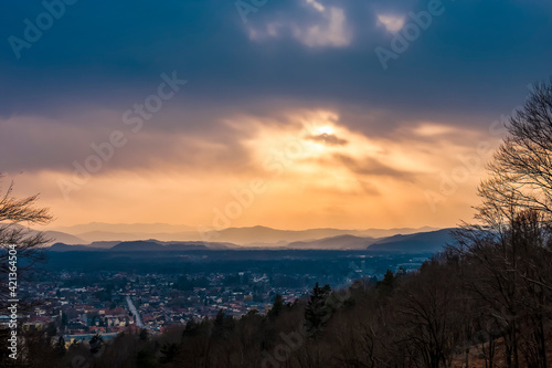 Obraz na płótnie panorama sunset in the mountains w salonie