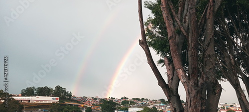 Às vezes, aparece em combinação com um duplo arco-íris. Isso ocorre devido à combinação de diferentes tamanhos de gotas de água em suspensão. As gotas de água achatam com a resistência do ar à medida  photo