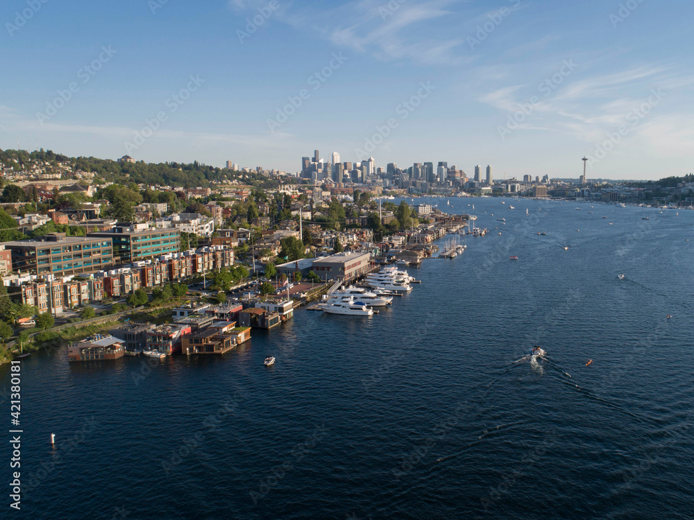 Houseboats and boats on Lake Union with the Seattle skyline in the background.