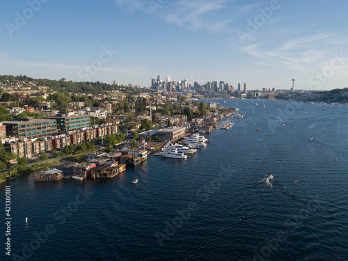 Houseboats and boats on Lake Union with the Seattle skyline in the background.