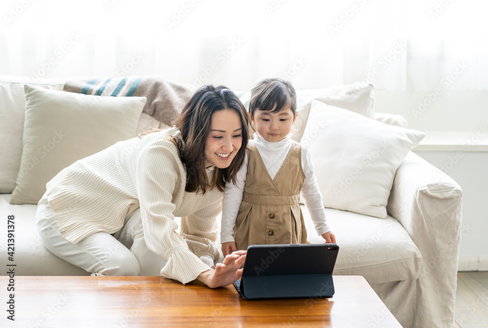 タブレットPCを見る日本人親子 タブレットPCを見る日本人親子