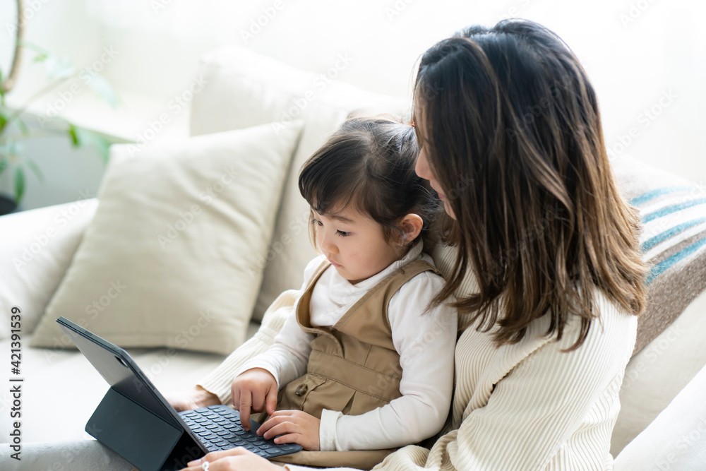 タブレットPCを見る日本人親子 タブレットPCを見る日本人親子