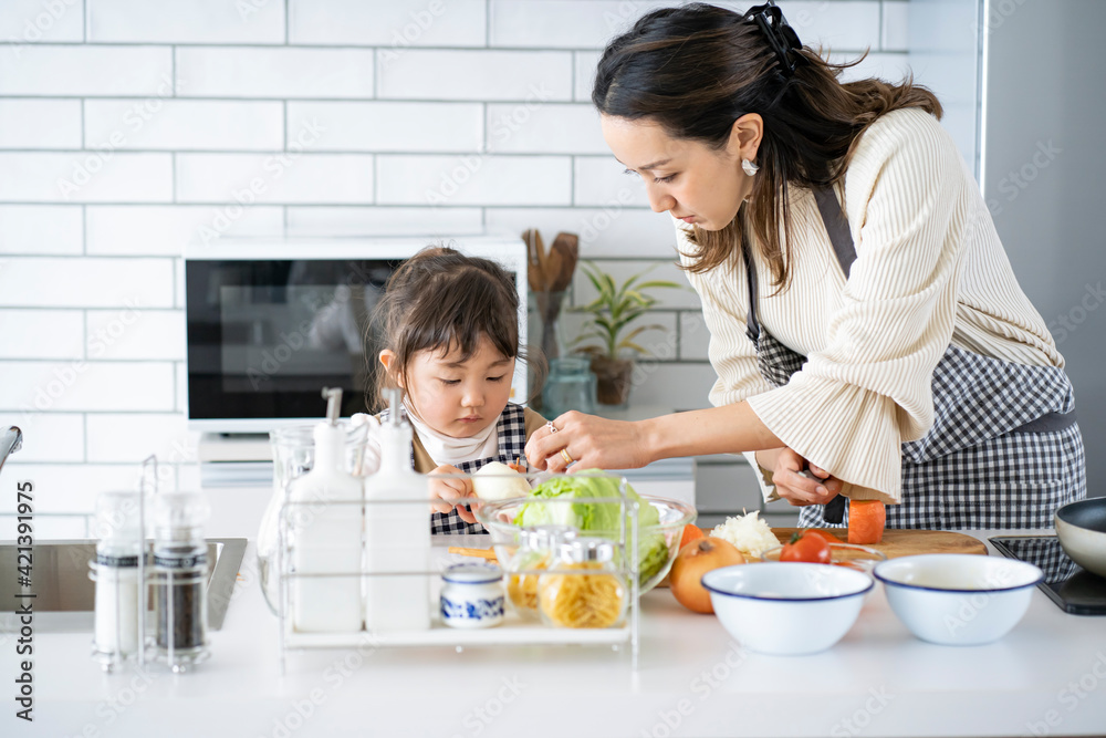 料理をする日本人親子 料理をする日本人親子