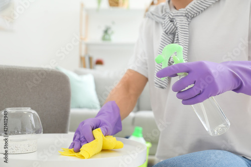 Young man cleaning his flat © Pixel-Shot