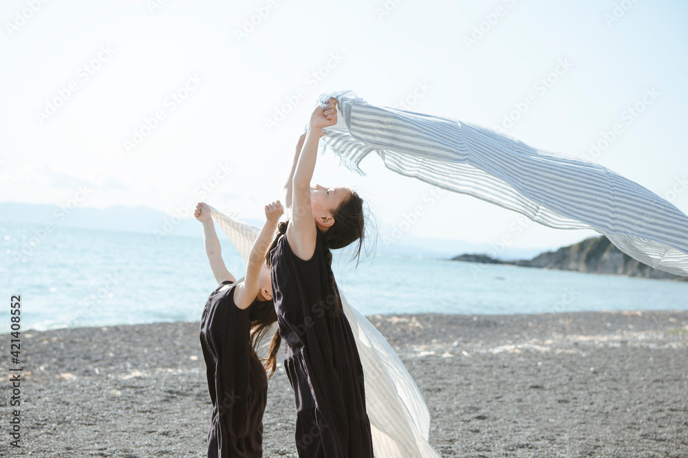 風になびく布を持つ姉妹 Stock Photo Adobe Stock