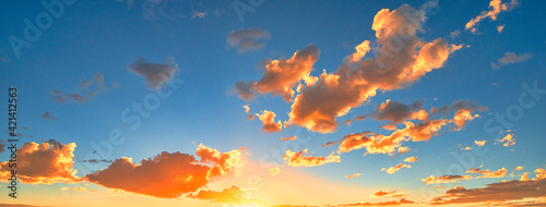 オレンジ色の夕焼け雲が美しいサンセット風景 © san724