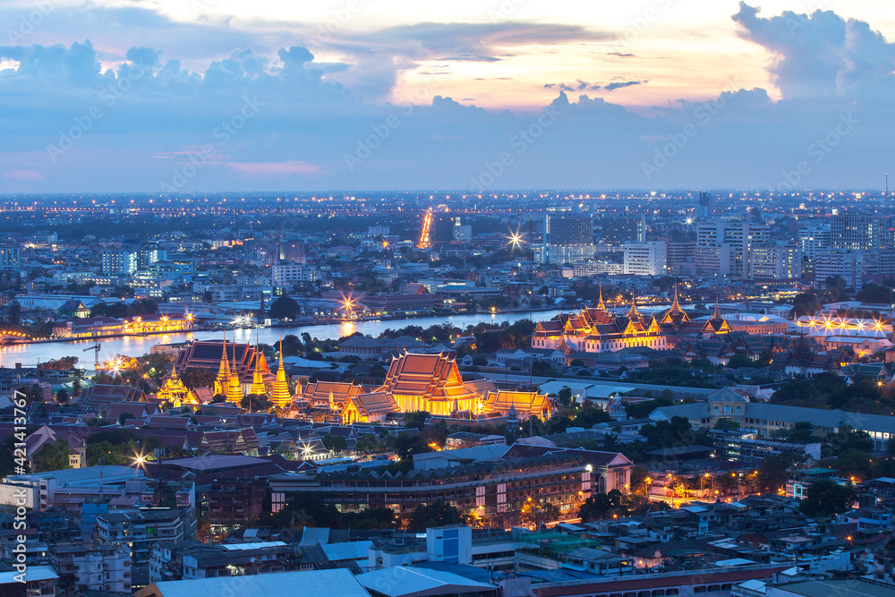 Obraz premium Wat Phra Kaew, Grand Palace with the river at Dusk (Bangkok, Thailand)