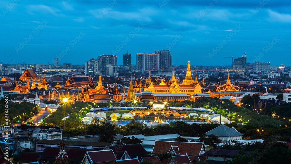 Fototapeta premium Grand Palace with the park at dusk (Wat Phra Kaew, Bangkok, Thailand)