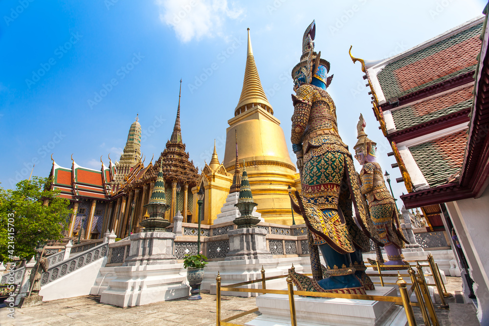 Fototapeta premium Temple of the Emerald Buddha, Golden Temple in thailand